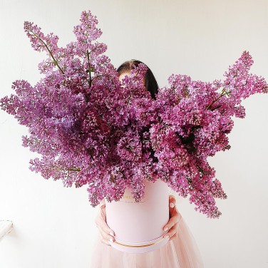 Изумительная шляпная коробка с весенней сиренью