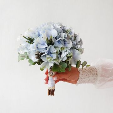 Свадебный голубой букет невесты из гортензии и капса