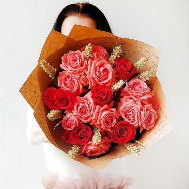 Милый букетик из роз и пшеницы в крафте