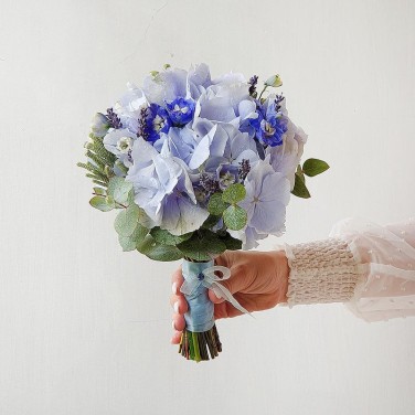 Букет невесты из голубой гортензии, капса и лаванды