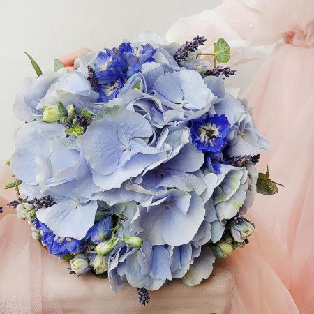 Букет невесты из голубой гортензии, капса и лаванды
