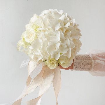 Свадебный букет из белой гортензии и роз