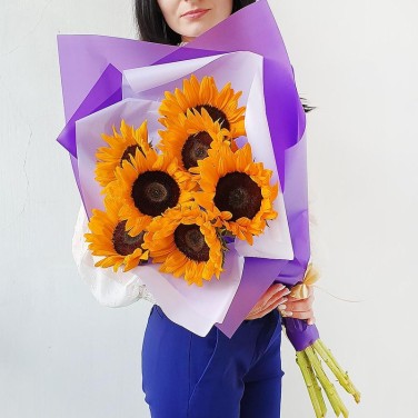 Яркий моно-букет из подсолнухов в оригинальной упаковке