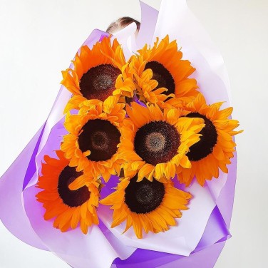 Яркий моно-букет из подсолнухов в оригинальной упаковке