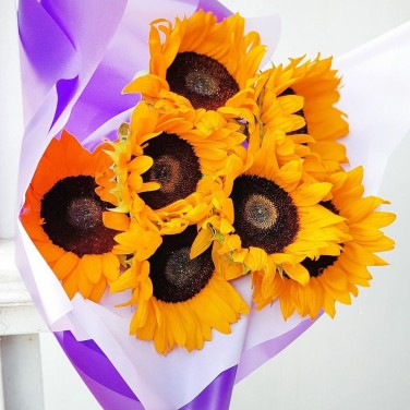 Яркий моно-букет из подсолнухов в оригинальной упаковке
