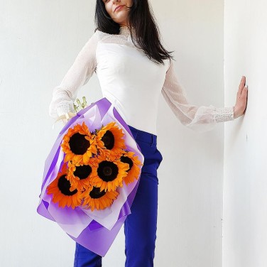 Яркий моно-букет из подсолнухов в оригинальной упаковке