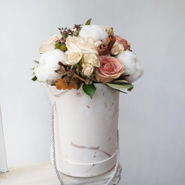 Воздушная композиция в шляпной коробке из роз, хлопка и корицы