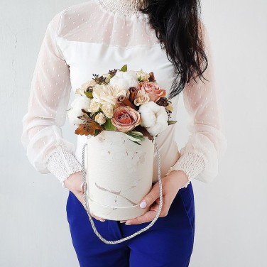 Воздушная композиция в шляпной коробке из роз, хлопка и корицы