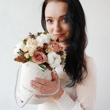 Воздушная композиция в шляпной коробке из роз, хлопка и корицы