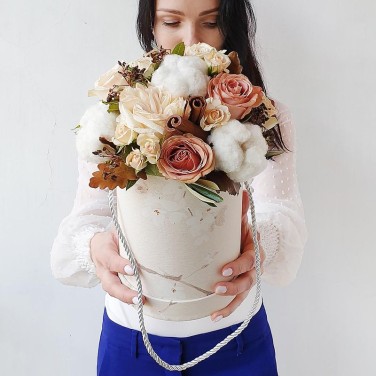 Воздушная композиция в шляпной коробке из роз, хлопка и корицы