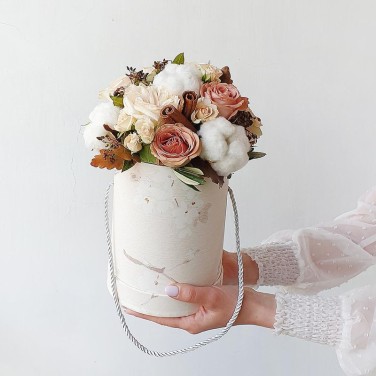 Воздушная композиция в шляпной коробке из роз, хлопка и корицы