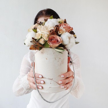 Воздушная композиция в шляпной коробке из роз, хлопка и корицы