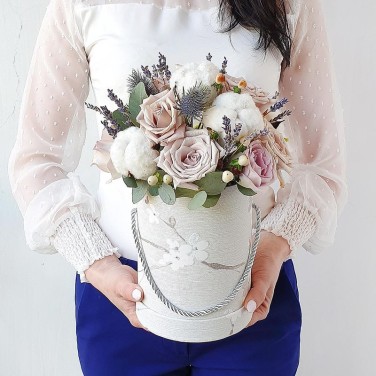 Шляпная коробка в стиле прованс из роз, хлопка и лаванды