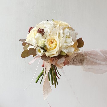 Свадебный букет из роз, скимии и гортензии - Кремовое настроение
