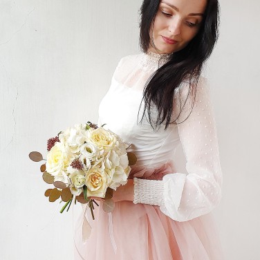 Свадебный букет из роз, скимии и гортензии - Кремовое настроение