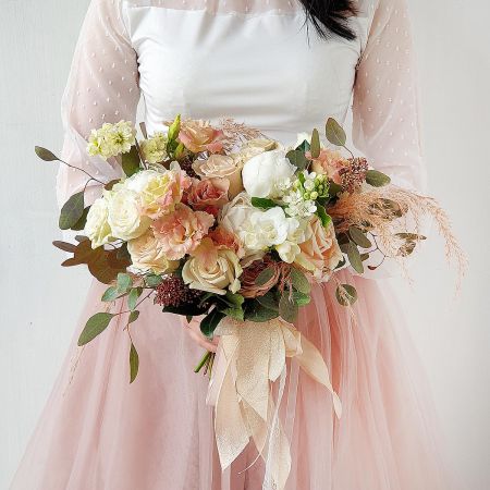 Кремовый букет невесты из пионов, роз и зелени - Магия невесомости