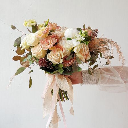 Кремовый букет невесты из пионов, роз и зелени - Магия невесомости