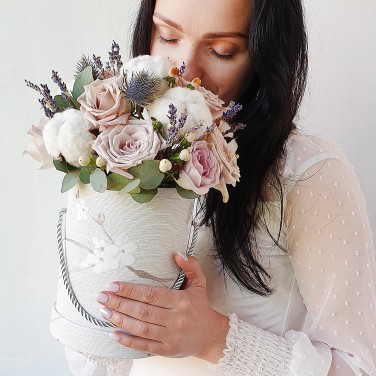 Шляпная коробка в стиле прованс из роз, хлопка и лаванды