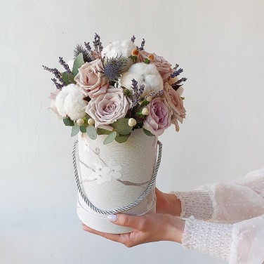 Шляпная коробка в стиле прованс из роз, хлопка и лаванды