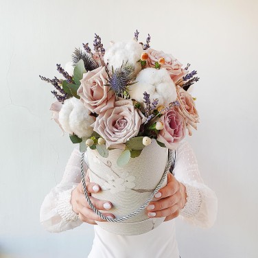 Шляпная коробка в стиле прованс из роз, хлопка и лаванды