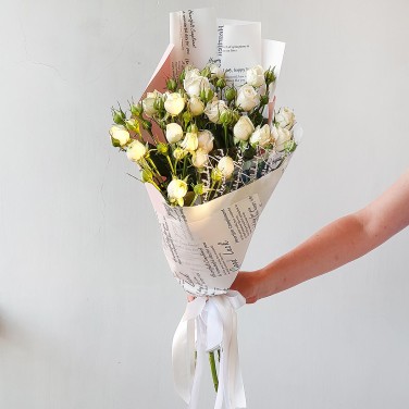 Милый букет из белой кустовой розы в интересной упаковке Кокос