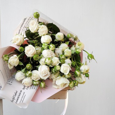 Милый букет из белой кустовой розы в интересной упаковке Кокос