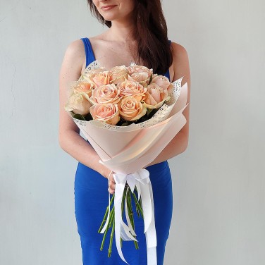 Букет из 15 нежных роз в оригинальной упаковке Кремовых Туман
