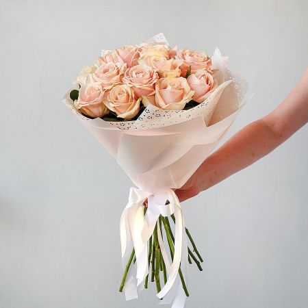 Букет из 15 нежных роз в оригинальной упаковке Кремовых Туман