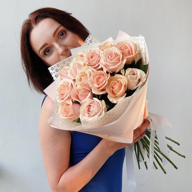 Букет из 15 нежных роз в оригинальной упаковке Кремовых Туман