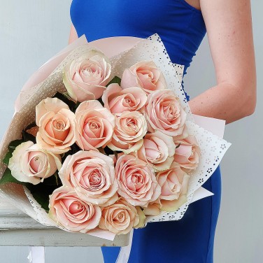 Букет из 15 нежных роз в оригинальной упаковке Кремовых Туман