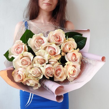 Букет из 15 кремовых роз в оригинальной упаковке Киприус