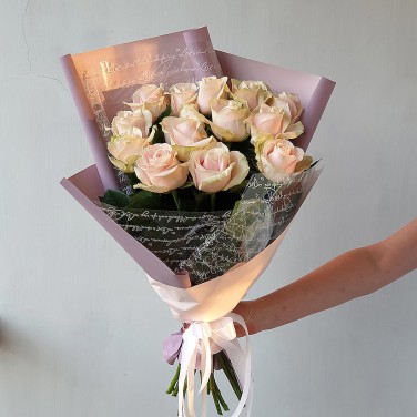 Букет из 15 кремовых роз в оригинальной упаковке Киприус