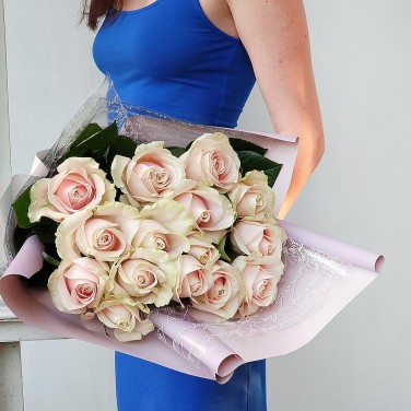 Букет из 15 кремовых роз в оригинальной упаковке Киприус