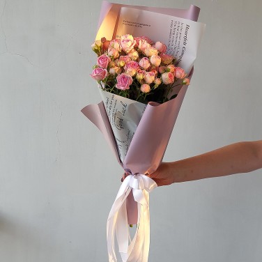 Букет из 5 пионовидных кустовых роз в упаковке