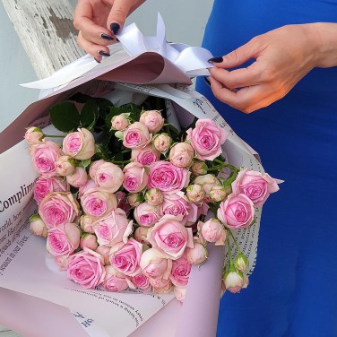 Букет из 5 пионовидных кустовых роз в упаковке