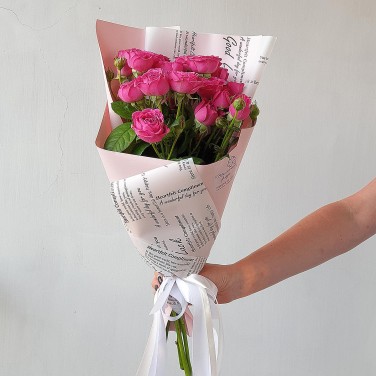 Букет из 5 малиновых кустовых роз в оригинальной упаковке