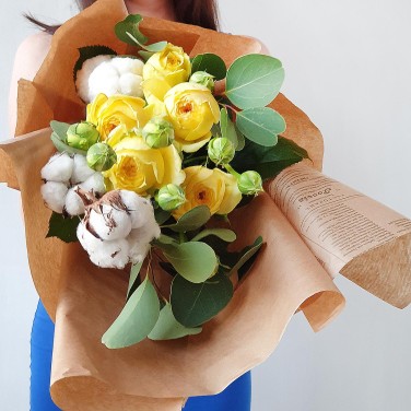 Авторский букет из желтых пионовидных роз, хлопка и эвкалипта