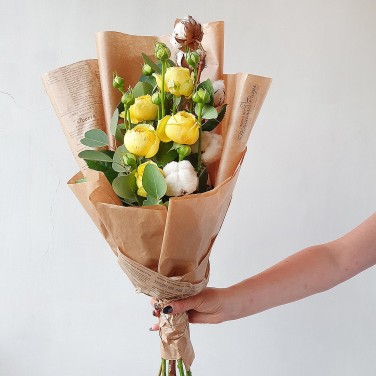 Авторский букет из желтых пионовидных роз, хлопка и эвкалипта