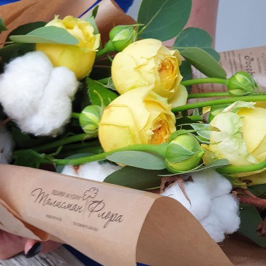 Авторский букет из желтых пионовидных роз, хлопка и эвкалипта
