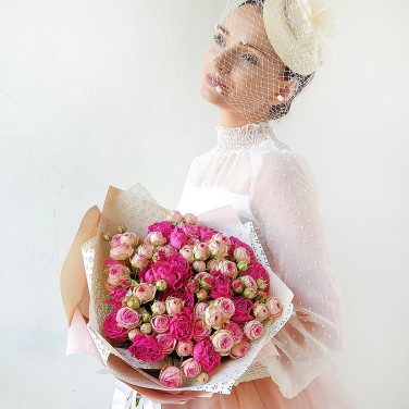 Шикарный букет из пионовидной розы малиновых и розовых оттенков