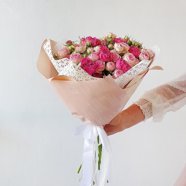 Шикарный букет из пионовидной розы малиновых и розовых оттенков