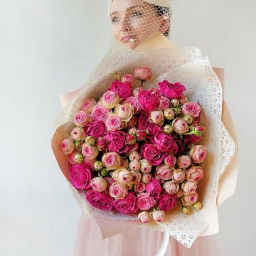 Шикарный букет из пионовидной розы малиновых и розовых оттенков