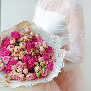 Шикарный букет из пионовидной розы малиновых и розовых оттенков