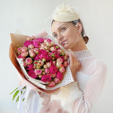 Шикарный букет из пионовидной розы малиновых и розовых оттенков