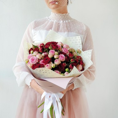 Круглый букет из пионовидной кустовой розы в авторской упаковке