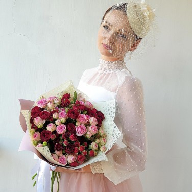 Круглый букет из пионовидной кустовой розы в авторской упаковке