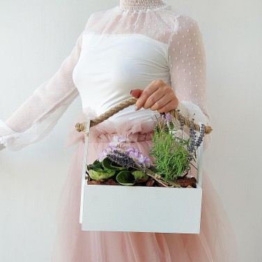 Композиция в деревянном ящике из лаванды и фиалки