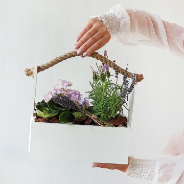 Композиция в деревянном ящике из лаванды и фиалки