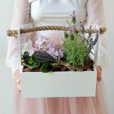 Композиция в деревянном ящике из лаванды и фиалки