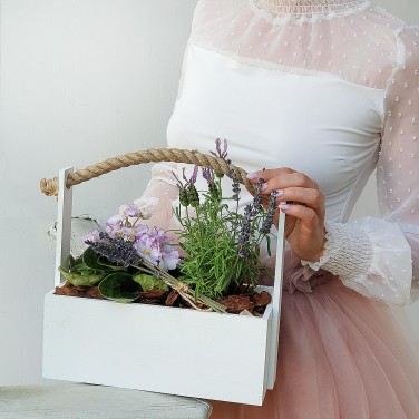 Композиция в деревянном ящике из лаванды и фиалки